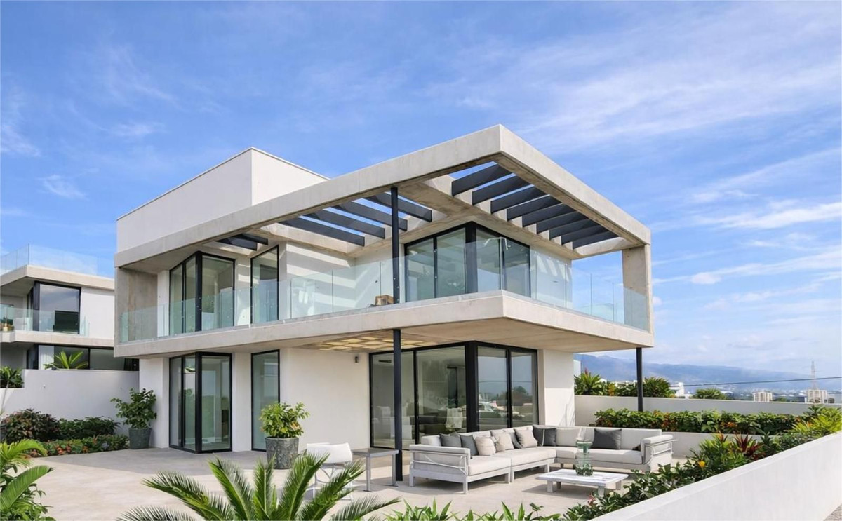 Detached Villa in Nueva Andalucía