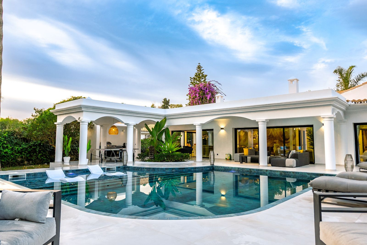 Detached Villa in El Paraiso