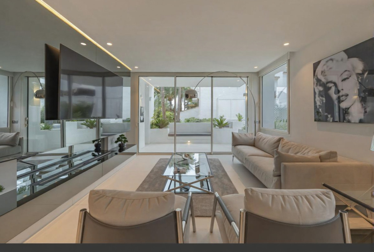 Middle Floor Apartment in The Golden Mile